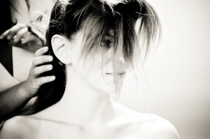 préparatif de mariage. coiffure maquillage