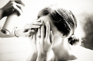 préparatif de mariage. coiffure maquillage